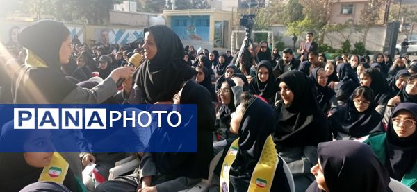 اجرای ویژه‌برنامه زنده رادیویی « مدرسه سلام» در دبیرستان فرزانگان مشهد