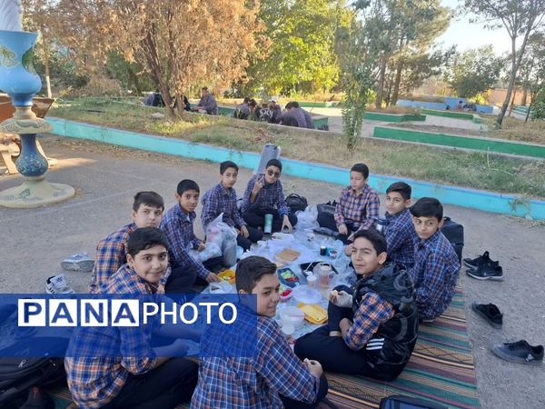 حال و هوای دانش‌آموزان دبیرستان شهید صدر کهک در یک صبح پاییزی