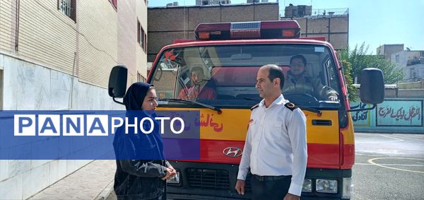 آموزش اطفای حریق در دبیرستان حضرت معصومه(س) ناحیه 4 کرج 