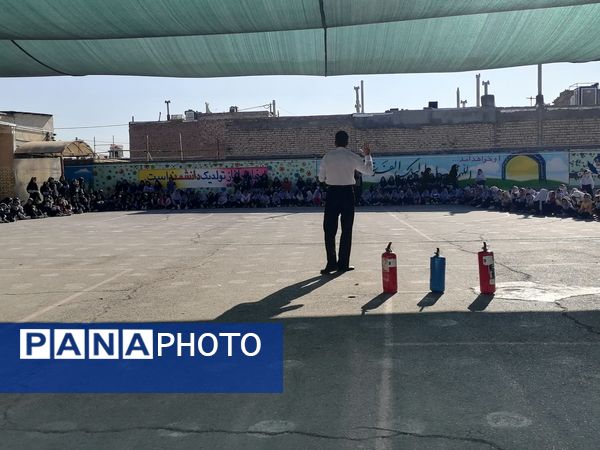 آموزش اطفاء حریق در مدرسه ناهید نخودی