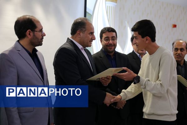 آیین تجلیل از برگزیدگان جشنواره قرآن عترت و نماز آذربایجان شرقی