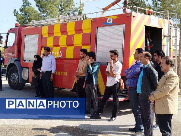 مانور آتش نشانی به مناسبت هفته پدافند غیر عامل در دانشگاه پیام نور کاشمر