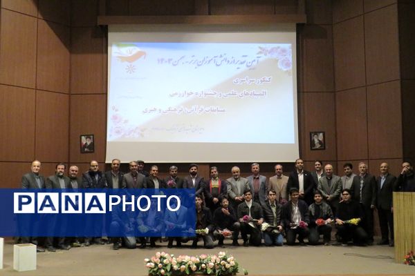 برگزاری آیین تجلیل از دانش‌آموزان برتر دبیرستان شهید هاشمی نژاد یک
