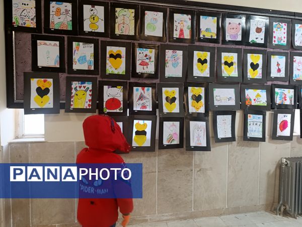 نمایشگاه نقاشی دانش آموزان مدرسه مهر و ماه آشخانه 