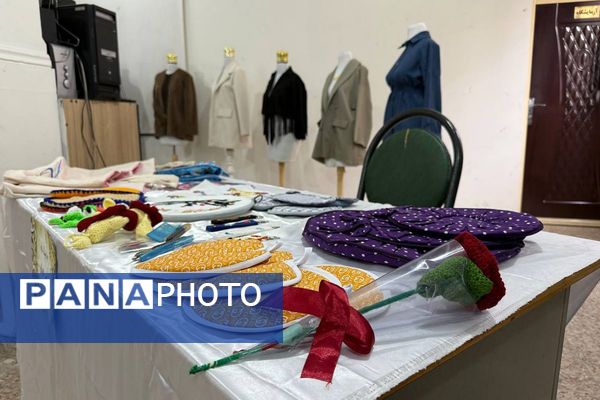 آیین افتتاحیه نمایشگاه هنری «ماها» در هنرستان شهید تاجیک بهارستان‌دو