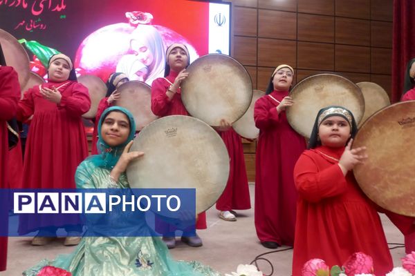 مراسم یلدای مادرانه با حضور فرهنگیان و دانش‌آموزان در اردوگاه شهید منتظری شهریار