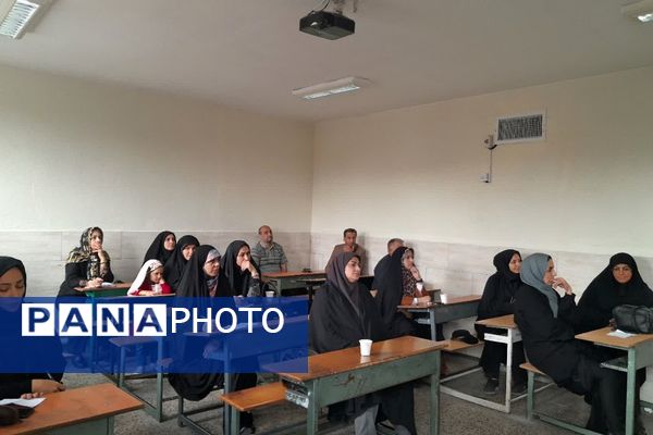جلسات آموزشی در دبیرستان شاهد علامه طباطبایی ناحیه 2 شهرری 