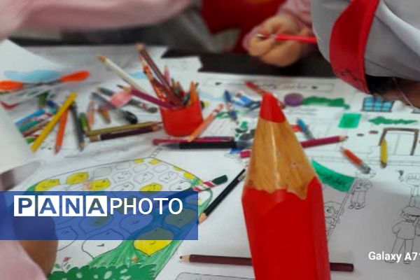 نمایش جلوه‌های ارادت فاطمی در روزنامه‌دیواری‌های مدرسه شهیدسرافراز اسلامشهر