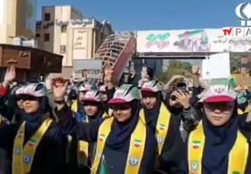  حضور دانش‌آموزان در راهپیمایی ۱۳ آبان در سمنان 