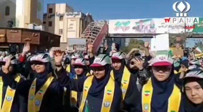  حضور دانش‌آموزان در راهپیمایی ۱۳ آبان در سمنان 