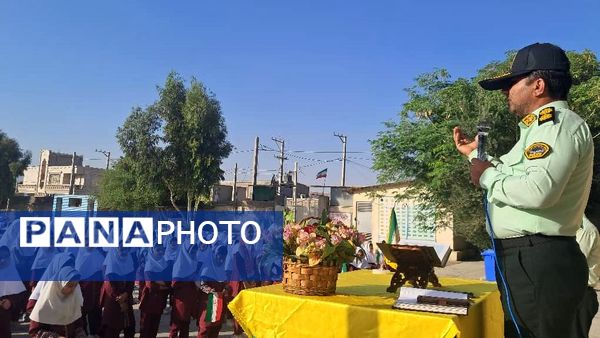 دیدار صمیمانه مأموران نیروی انتظامی با دانش‌آموزان دبستان استقلال 