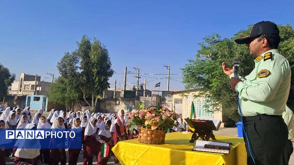 دیدار صمیمانه مأموران نیروی انتظامی با دانش‌آموزان دبستان استقلال 