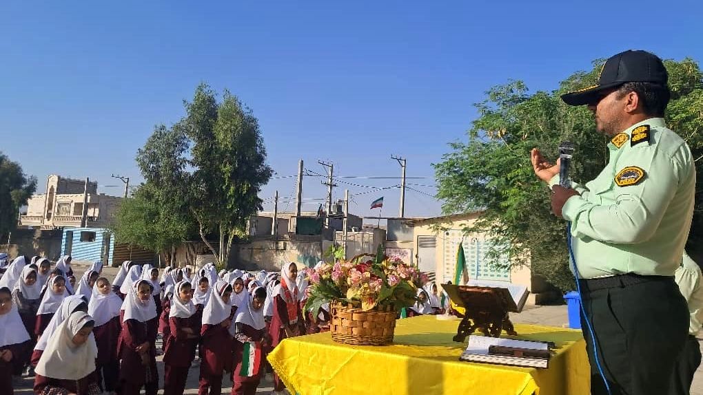دیدار صمیمانه مأموران نیروی انتظامی با دانش‌آموزان دبستان استقلال 