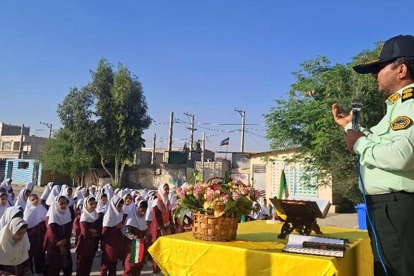 دیدار صمیمانه مأموران نیروی انتظامی با دانش‌آموزان دبستان استقلال 