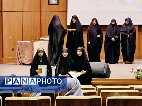 آیین تجلیل از منتخبان چهل و دومین دوره مسابقات قرآن و عترت و نماز در ناحیه ۳ مشهد مقدس
