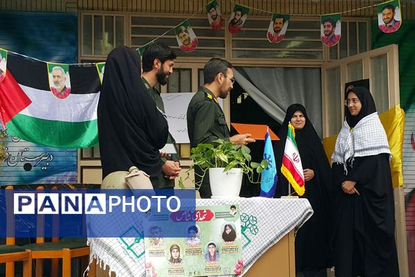 تجلیل از فرمانده واحد بسیج دانش‌آموزی دبیرستان فرزانگان قوچان 