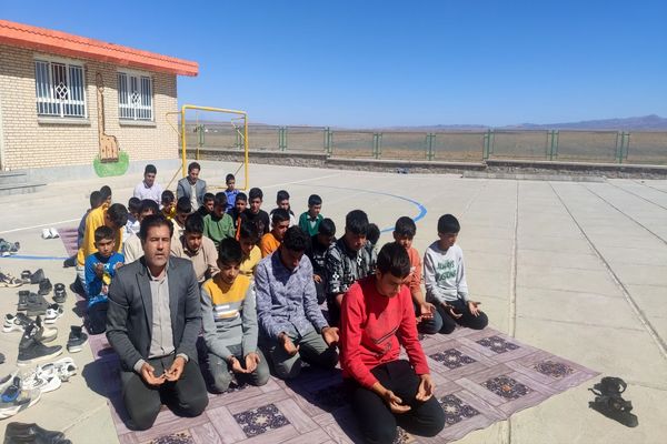 نماز جماعت، علی‌رغم نداشتن نمازخانه در مدرسه محمد باقر بهزاد برگزار می شود 