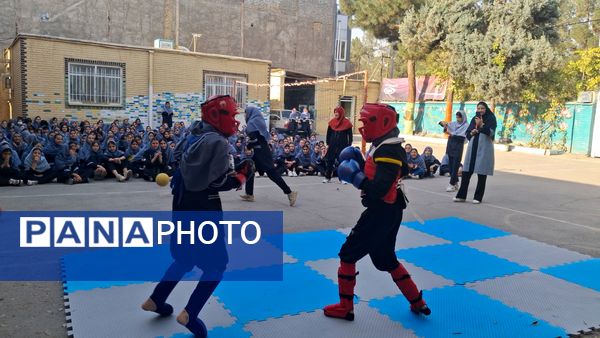 حرکات ورزشی و نمایشی در افتتاحیه المپیاد درون مدرسه‌ای