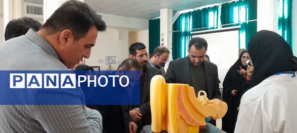 افتتاحیه نمایشگاه پژوهشی و فناورانه دبیران و دانش‌آموزان شهرستان ملارد در دبیرستان فرزانگان استعداد درخشان