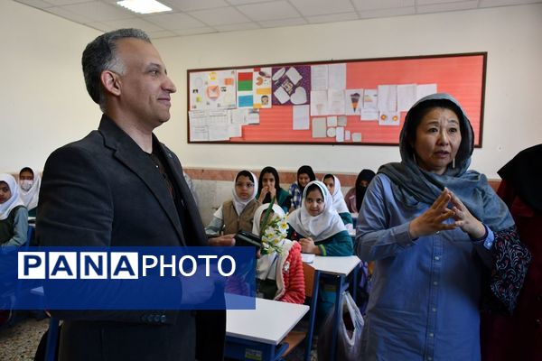 حضور نماینده کمیساریای عالی سازمان ملل در دبستان وحدت بیرجند 