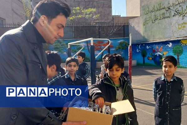 حضور دانش‌آموزان دبستان قلنبر ناحیه 2 شهرری در مراسم نوگلان فاطمی 