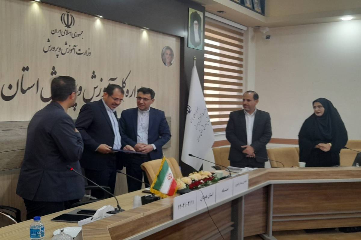 حکم رئیس شورای برنامهریزی سازمان دانشآموزی استان همدان به مدیرکل آموزش و پرورش اهدا شد