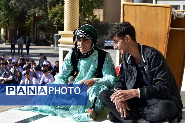 جشن روز دانش‌آموز در دبیرستان امام خمینی (ره) با حضور مسئولان، ورزشکاران و هنرمندان برگزار شد