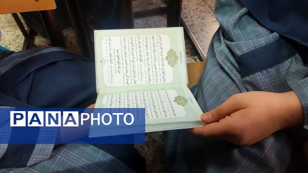محفل نماز جماعت در دبیرستان شاهد تکتم