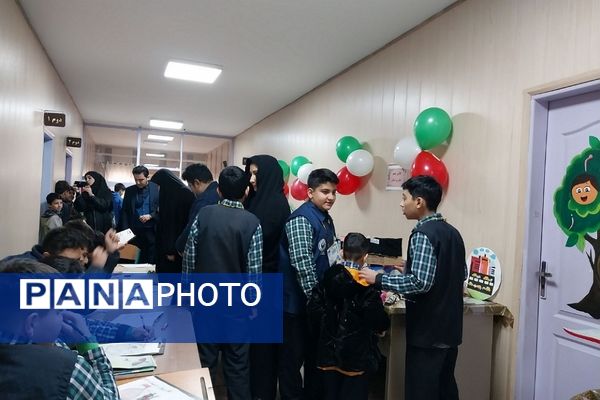 برپایی نمایشگاه طرح جابر ابن حیان در دبستان هیأت امنایی شهید قلنبر ناحیه دو شهرری 