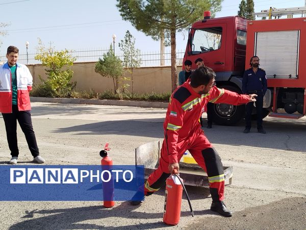 مانور آتش نشانی به مناسبت هفته پدافند غیر عامل در دانشگاه پیام نور کاشمر