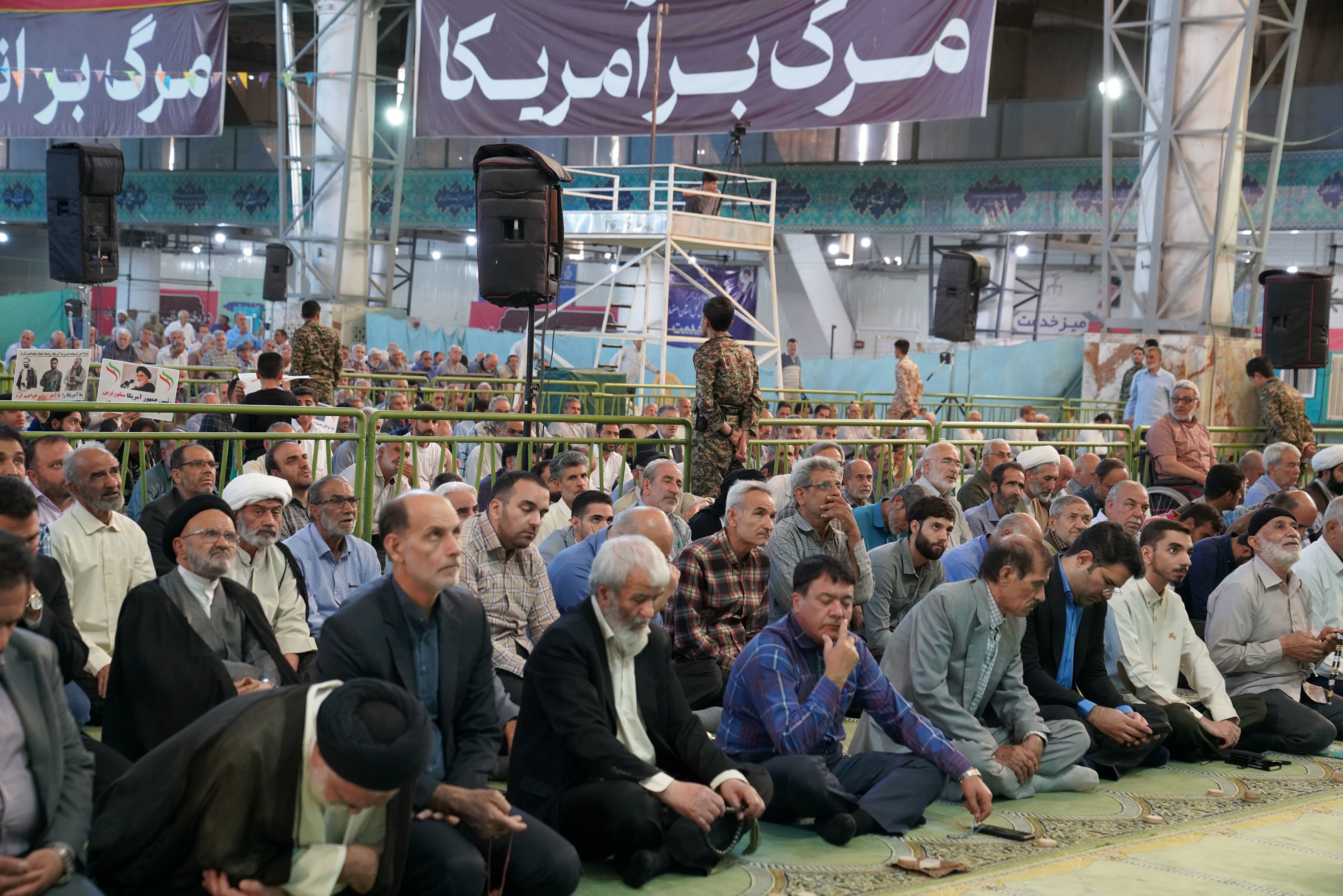 حضور پرشور دانش‌آموزان عضو سازمان دانش‌آموزی در نمازجمعه اصفهان