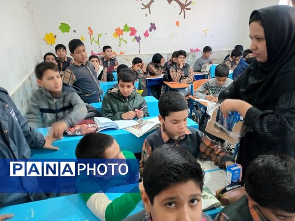 توزیع شیر گامی برای سلامت و نشاط دانش‌آموزان در دبستان شهید پسندیده فدافن 