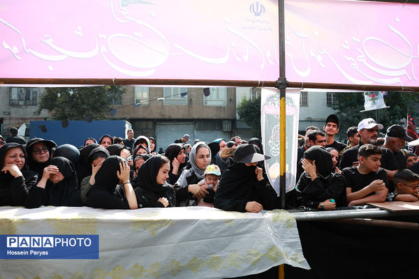 موکب «عشاق‌الحسین» سازمان دانش آموزی در راهپیمایی خانوادگی جاماندگان اربعین حسینی - تهران