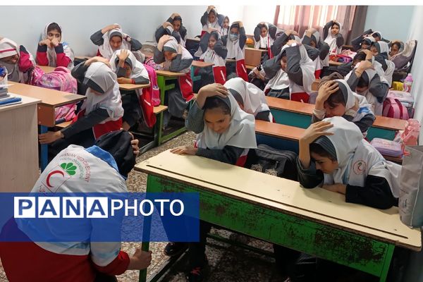 هلال‌احمر در بعثت ۲؛ تمرین ایمنی با دختران دبستانی