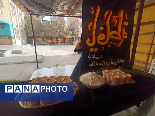 عطر فاطمی در فضای آموزش دبیرستان میرزا جعفر سروقد با برپایی ایستگاه صلواتی 