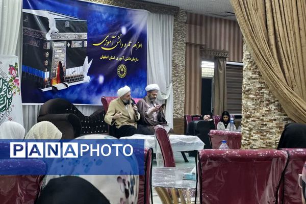 اعزام دانش‌آموزان دختر استان فارس به حج عمره