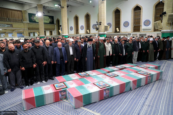 اقامه نماز رهبر انقلاب بر پیکر ۷ شهید راه قدس