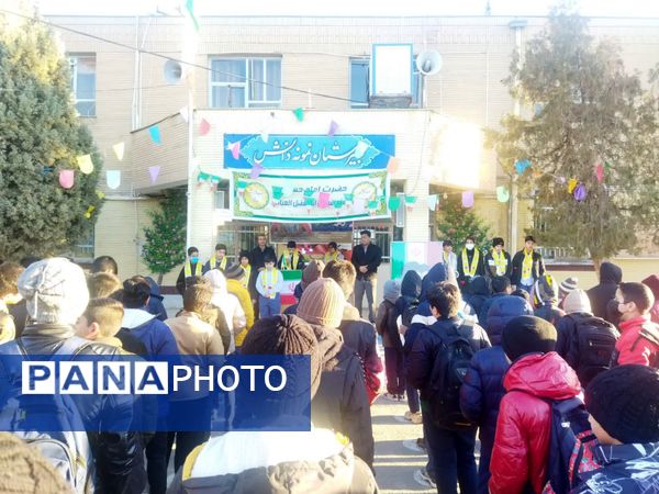 گرامیداشت دهه فجر با حضور گروه پیشتازان دبیرستان نمونه دانش