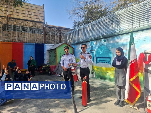 نور امید در دل آتش تجلیل از قهرمانان مدرسه مهندس رحمانی فرد در روز آتش‌نشان