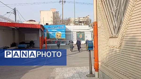 بیست وهفتمین مانور سراسری زلزله وایمنی در دبیرستان فرزانگان ۴ ناحیه یک