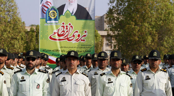 تقدیر دانش آموزان مدرسه شهید باهنر از کارکنان نیروی انتظامی کلانتری مروست