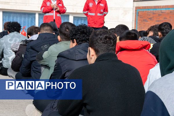 جلسه آموزشی ایمنی و اطفا حریق در مدرسه فرزندان میهن اسلامشهر