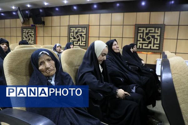 جلسه گرامیداشت و تجلیل از پدران و مادران شهدا 