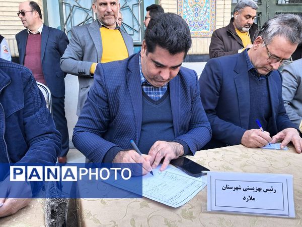 برپایی میز خدمت در نمازجمعه ملارد؛ حل سریع مشکلات مردم در حاشیه نمازجمعه