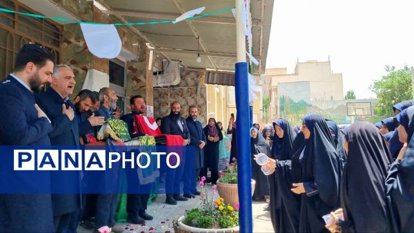 پرچم گردانی حرم مطهر امام رضا (ع) در دبیرستان دخترانه خدیجه کبری (س) ناحیه۴ اصفهان