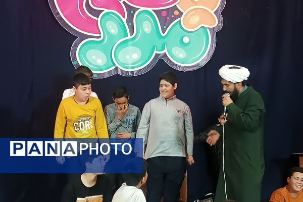 مسابقات جذاب در شب اول از اعتکاف دانش‌آموزی در بهشت نیشابور