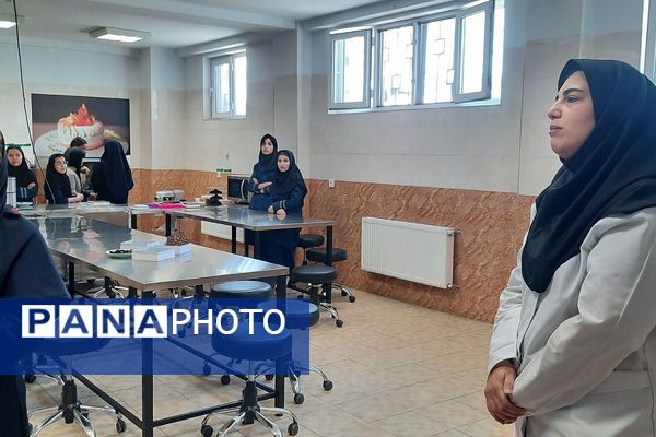 بازدید دانش‌آموزان پایه نهم آموزشگاه دخترانه پاکان،ملارد از هنرستان‌های طوبی، کبری زرگران و نور