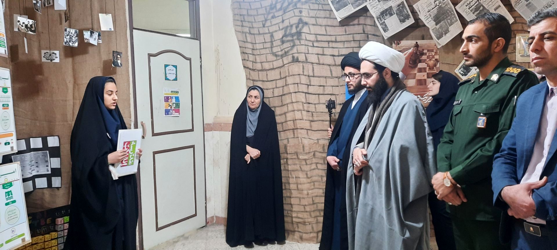 افتتاح سیزدهمین دوره نمایشگاه مدرسه انقلاب دبیرستان هفده شهریور شهرستان فیروزکوه