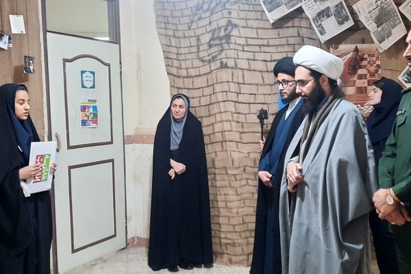 افتتاح سیزدهمین دوره نمایشگاه مدرسه انقلاب دبیرستان هفده شهریور شهرستان فیروزکوه
