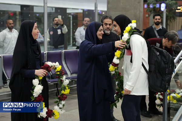 بازگشت طلایی‌پوشان بلندقامت دانش‌آموز ایران با کاپ قهرمانی